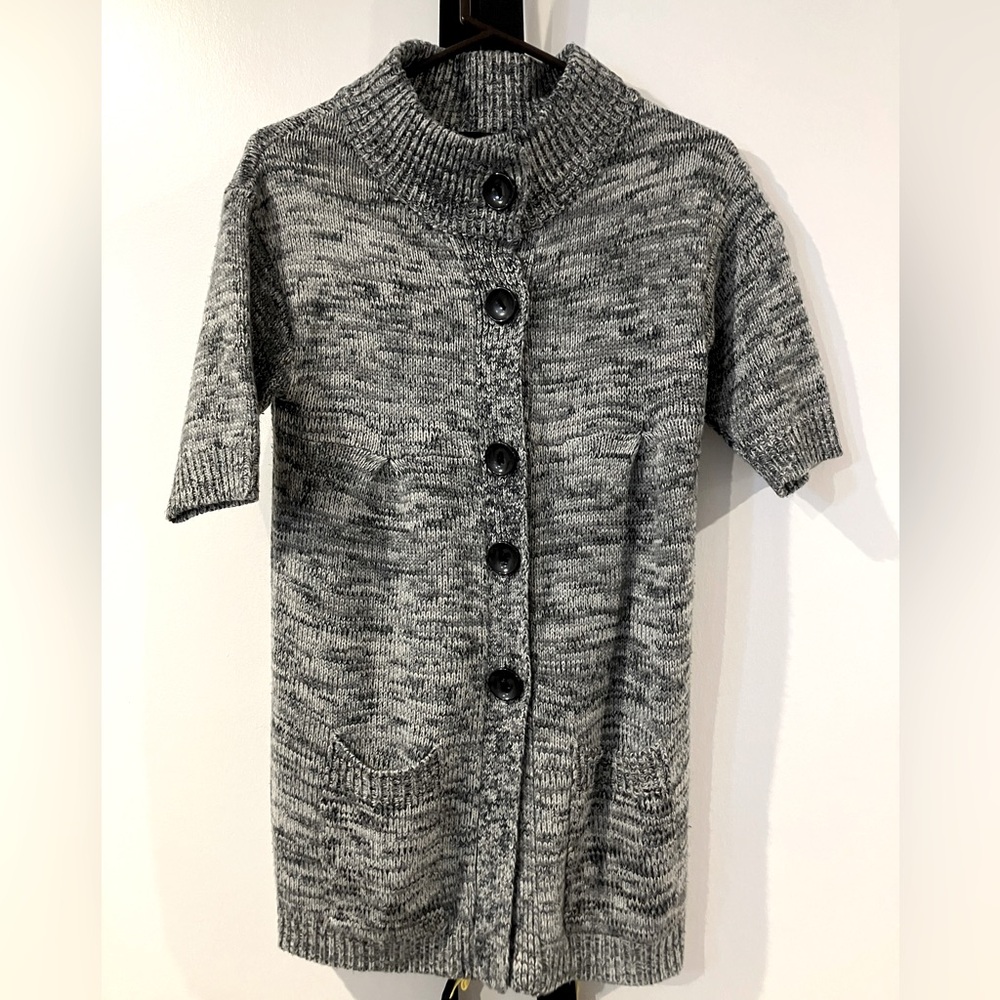 The Limited women’s sz M black & whiter long button sweater